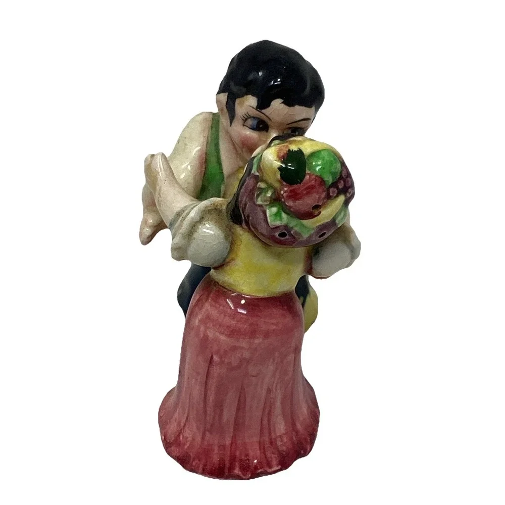 Vtg Japan Porcelain Spanish Kissing Couple Salt & Pepper Shaker Set Kitchy